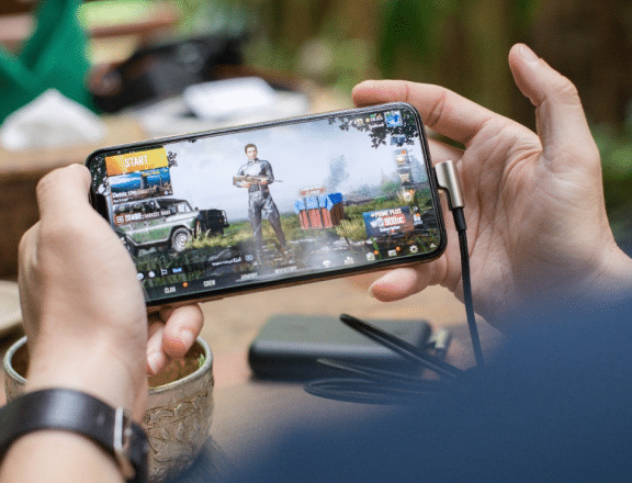 a photo of a mobile game as shown on a smartphone held in two hands